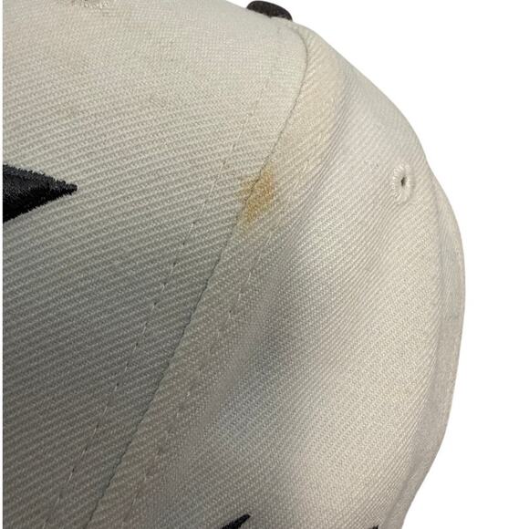 North Carolina 2011 CWS Snap Back Sports Cap Size OS in Cream and Gray - Picture 8 of 8